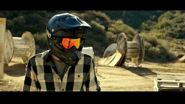 En "AXL", Becky G es Sara, una joven ingeniosa que entrará en contacto con un perro robot. (Foto: YouTube)