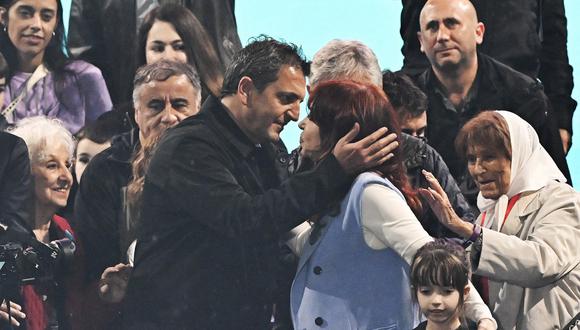 La vicepresidenta argentina, Cristina Kirchner, saluda al ministro de Economía, Sergio Massa, en la Plaza de Mayo, en Buenos Aires, el 25 de mayo. 2023. (Foto de Luis ROBAYO / AFP)