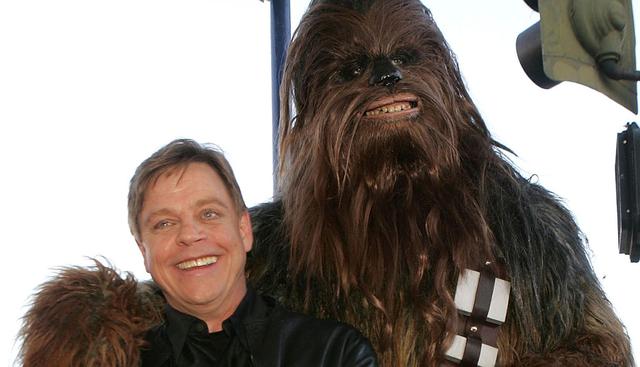 El actor Peter Mayhew, quien interpretó al popular Chewbacca en la afamada saga “Star Wars”, falleció a los 74 años. En la fotografía aparece junto a Mark Hamill. (Foto: AFP)