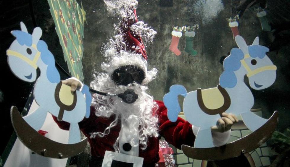 Esta peculiar encarnación del tradicional personaje de Navidad divierte a los visitantes. (AFP)