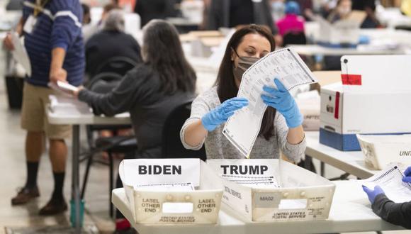Un trabajador electoral mira una boleta durante un recuento manual de votos presidenciales en Marietta, Georgia. (Foto: John Amis / Atlanta Journal & Constitution vía AP)