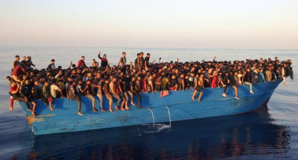 Italy: The shocking image of more than 500 migrants in a boat