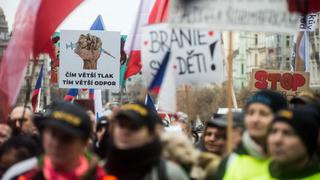 Miles salen a marchar en Praga en rechazo a la vacunación obligatoria contra el COVID-19