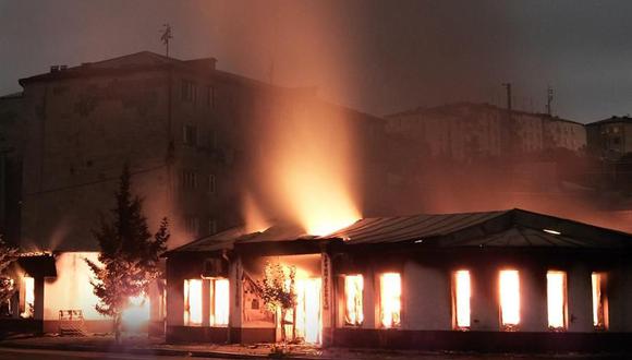 Imagen referencial. Un incendio tras el bombardeo de artillería azerbaiyana en Stepanakert, Nagorno-Karabaj, el 4 de octubre de 2020. (EFE / Areg Balayan / ArmGov).
