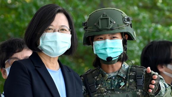 La presidenta de Taiwán, Tsai Ing-wen (izquierda), visita una base militar en Tainan habla con una soldado en medio de la pandemia de coronavirus COVID. (Foto: AFP / Sam Yeh).