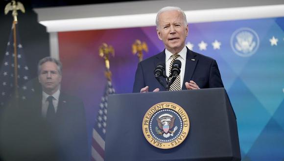 El presidente Joe Biden habla sobre la asistencia de seguridad adicional que su administración brindará a Ucrania, el miércoles 16 de marzo de 2022. El secretario de Estado Antony Blinken se encuentra a la izquierda. (Foto AP/Patrick Semansky).