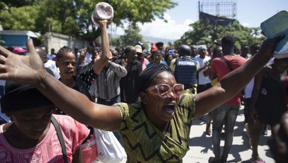 Manifestantes marchan exigiendo paz y seguridad en el barrio de La Plaine de Puerto Príncipe, Haití.