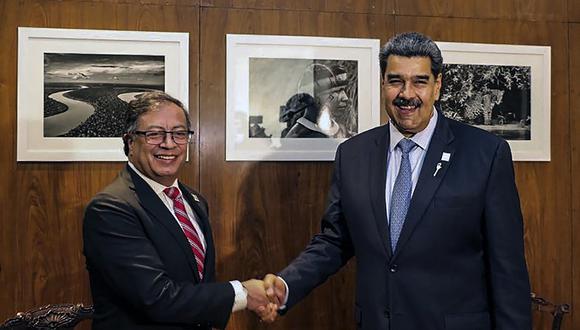 El presidente colombiano Gustavo Petro (I) y el presidente venezolano Nicolás Maduro durante una reunión bilateral en Brasilia el 30 de mayo de 2023, en el marco de una cumbre de líderes sudamericanos. (Foto de la Presidencia de Colombia / AFP)