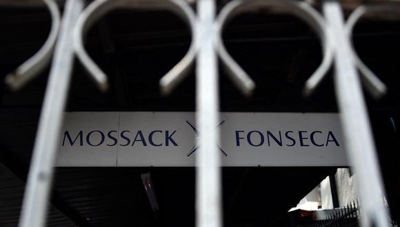 Vista de un letrero afuera del edificio donde se encuentran las oficinas del bufete de abogados Mossack Fonseca, con sede en Panamá, en la Ciudad de Panamá, el 4 de abril de 2016. (Foto de RODRIGO ARANGUA / AFP)