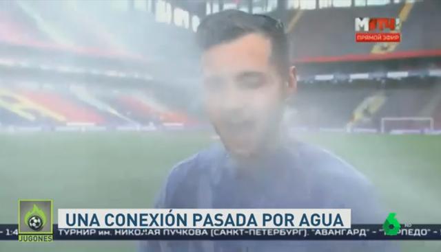 Reportero continuó transmitiendo en vivo mientras era regado por aspersores de un estadio. Ocurrió en la liga rusa. El video es viral. (YouTube)