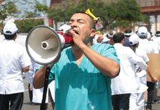 Maestros, médicos y enfermeros protestaron juntos en la plaza de Trujillo
