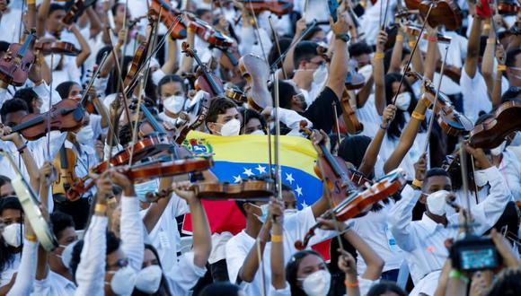 Músicos del Sistema Nacional de Orquestas y Coros Juveniles de Venezuela participan en un concierto mientras intentan romper el récord mundial Guinness de la orquesta más grande del mundo, en Caracas, Venezuela. (Foto: REUTERS / Leonardo Fernandez Viloria / archivo).