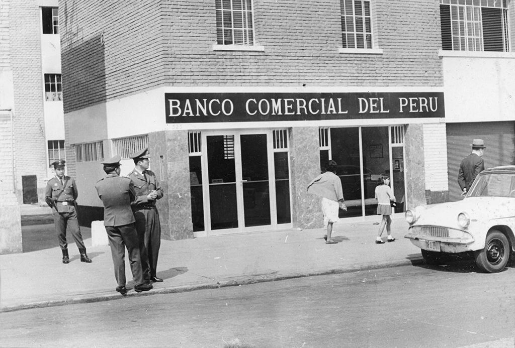 Imagen de una agencia del Banco Comercial del Perú tomada el 9 de junio de 1968. (Foto: Gerardo Samanamud/GEC Archivo Histórico)