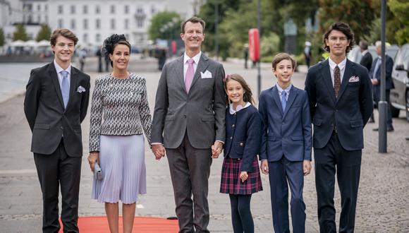 En esta foto de archivo tomada el 11 de septiembre de 2022, el príncipe Félix, la princesa Marie, el príncipe Joaquín, la princesa Athena, el príncipe Henrik y el príncipe Nikolai llegan para un almuerzo en el yate real de Dannebrog, en Copenhague. (Foto: Mads Claus Rasmussen / Ritzau Scanpix / AFP)