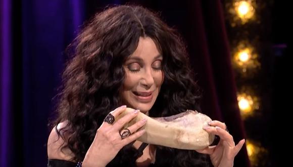 Cher prueba lengua de vaca en divertida secuencia (Foto: YouTube)