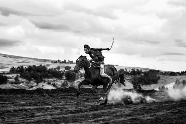 El fotógrafo Antonio Martínez pasó tres años en Ayacucho, donde fotografió a los históricos vaqueros peruanos y sus corceles; ambos conocidos como morochucos. Su trabajo se exhibe en el Centro Cultural de la Universidad del Pacífico. Foto: Antonio Martínez.