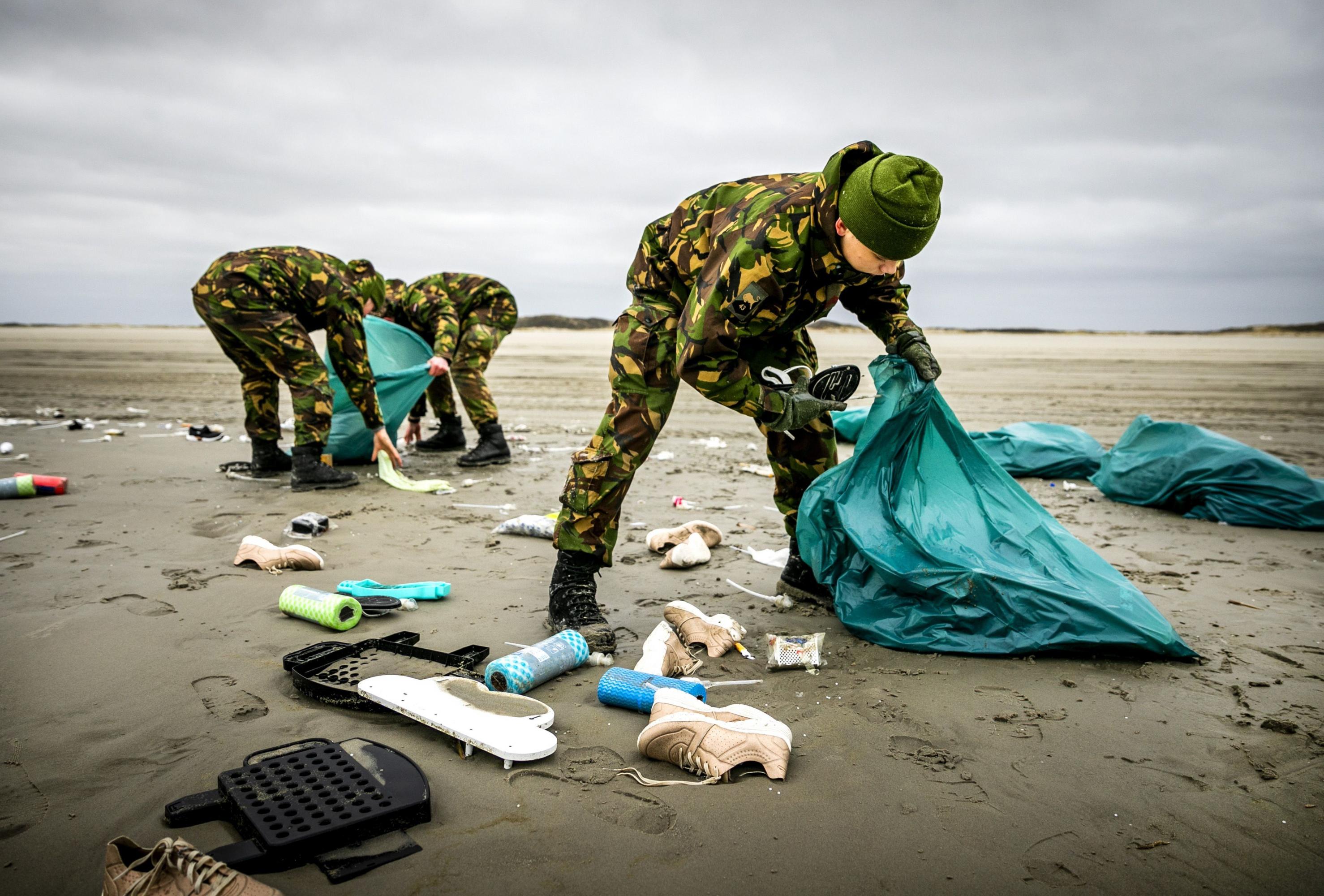 Imágenes del ejército holandés limpiando las playas a las que llegaron contenedores contaminantes luego de que un buque de carga los pierda en el Mar del Norte. (AFP)