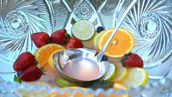 El ponche de frutas se sirve tradicionalmente en una ponchera. (Foto: Pixabay)