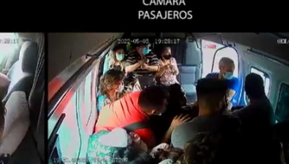 Policías frustran asalto a pasajeros de combi y disparan a ladrones en Tlalnepantla, México. (Captura de video).