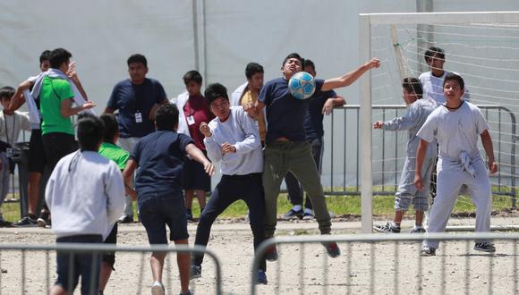 Un grupo de niños migrantes juegan fútbol en un refugio de Florida. (AP).