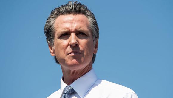 En esta foto del 8 de septiembre de 2021, el gobernador de California, Gavin Newsom, observa mientras habla durante un mitin de campaña contra la revocatoria de su cargo. (SAUL LOEB / AFP).