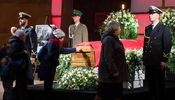 Desde el jueves por la tarde, decenas de miles de personas visitaron el Centro Europeo de Solidaridad (ECS) para rendir un último homenaje a Adamowicz. (Foto: AFP)