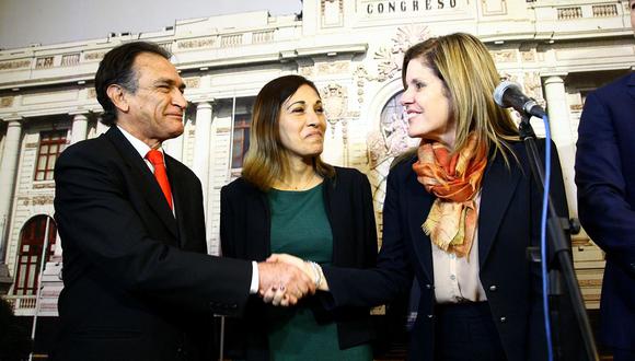 La primera ministra Mercedes Aráoz se dio un apretón de manos con Héctor Becerril. Antes hizo lo mismo con Daniel Salaverry, portavoz principal del fujimorismo. (Foto: Andina)