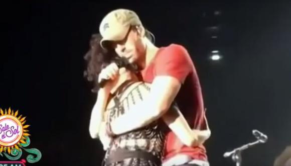 Enrique Iglesias besó apasionadamente a fan durante concierto. (Captura de pantalla.)