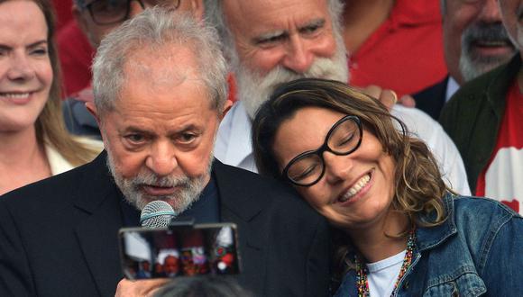 En esta foto de archivo tomada el 8 de noviembre de 2019, el expresidente brasileño Luiz Inácio Lula da Silva habla con sus seguidores junto a su novia Rosangela da Silva después de salir de la Jefatura de la Policía Federal. (CARL DE SOUZA / AFP).