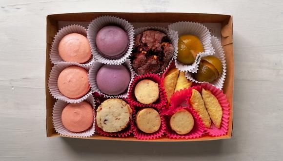 El box “De rosas y conventos” incluye galletas de rosas con cranberry y almendras; macarons de rosas y lavanda; galleta craquelada de red velvet con chocolate blanco, entre otros antojos dulces.
