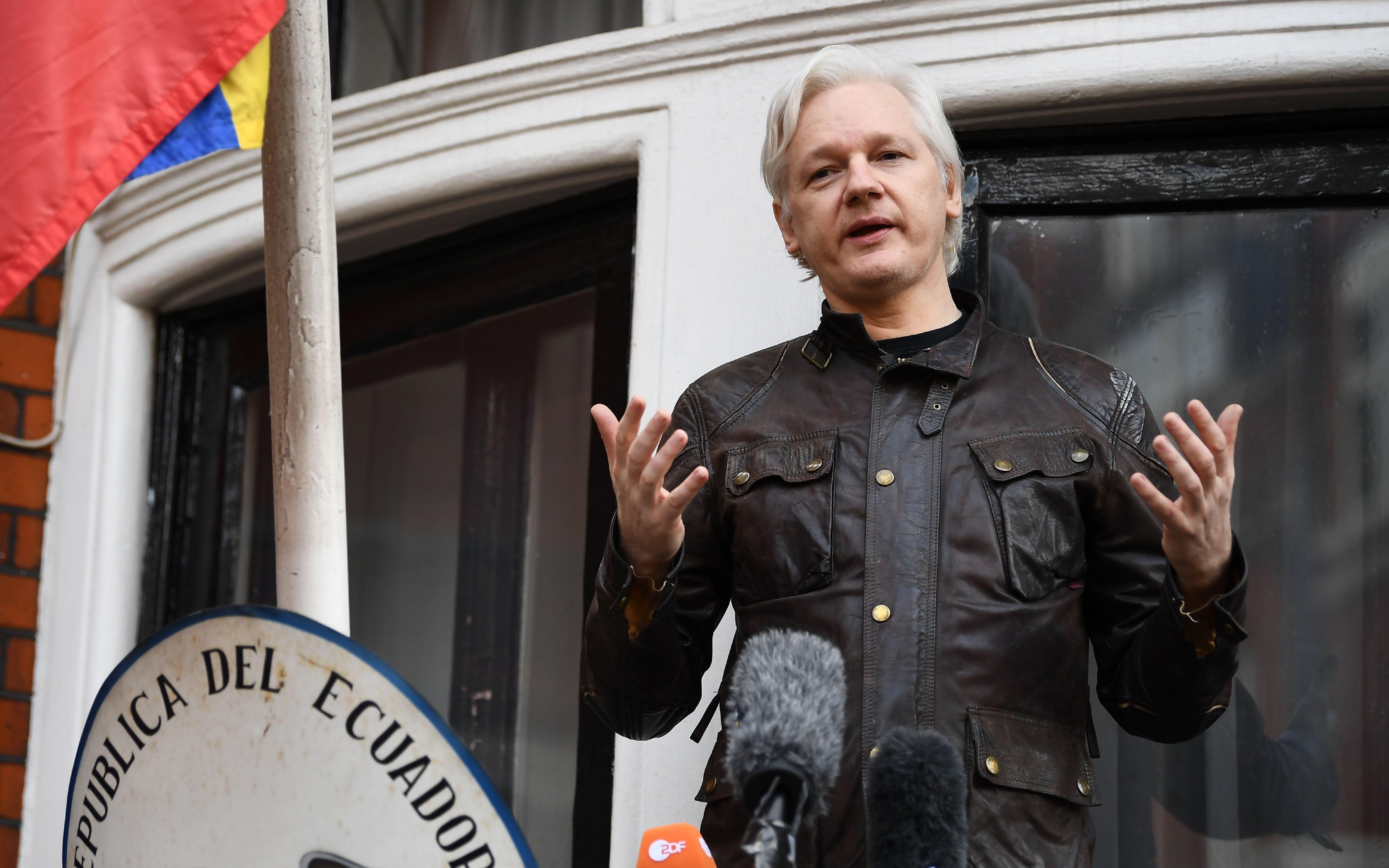 Julian Assange en una imagen del 19 de mayo del 2017 en un balcón de la Embajada de Ecuador en Londres. (AFP / Justin TALLIS).