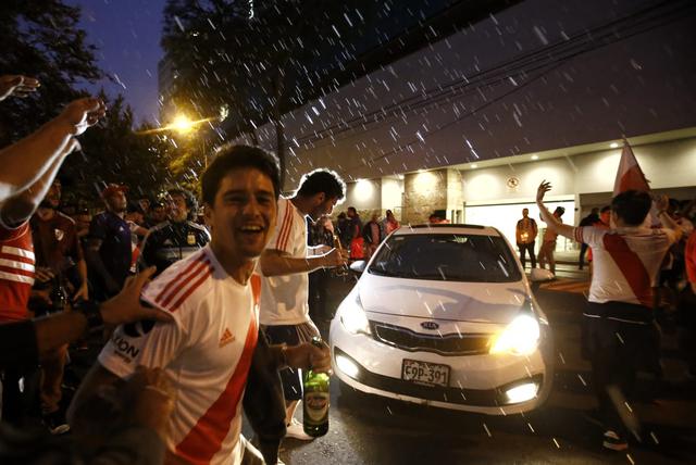 Hinchas de River Plate caminaron desde miraflores hasta el hotel para recibir al equipo argentino | Foto: Renzo Salazar/GEC