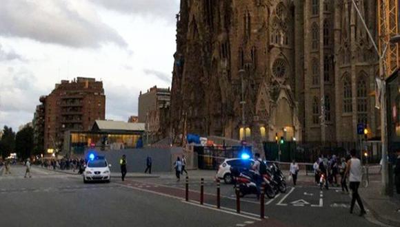 La catedral de la Sagrada Familia en Barcelona fue evacuada por un operativo antiterrorista. (Foto: Twitter)