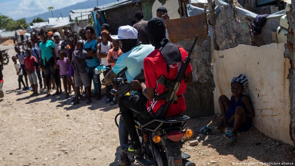 Desde el magnicidio del exprimer ministro Jovenel Moïse, las bandas armadas se han fortalecido en Haití. Actualmente, controlan cerca del 60% de la capital, Puerto Príncipe, ante la incapacidad de las autoridades locales de hacerles frente. 