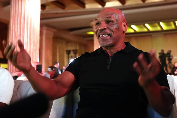 El boxeador estadounidense Mike Tyson reacciona durante la conferencia de prensa de Jake Paul y Tommy Fury en Riad el 23 de febrero de 2023, previo a su combate de boxeo del 26 de febrero (Foto: Fayez Nureldine / AFP)