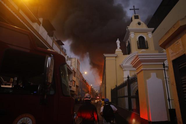 Un incendio de grandes proporciones se registra en un almacén de Mesa Redonda. (Fotos: José Rojas / GEC)