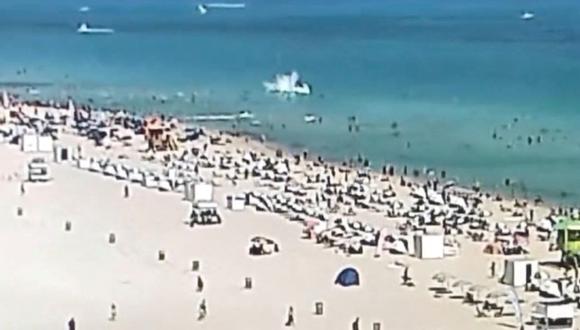 Una vista de un helicóptero que se estrella contra el océano en Miami Beach, Miami, Florida, EE.UU. (Foto: Cortesía del Departamento de Policía de Miami Beach/@MiamiBeachPD/a través de REUTERS).