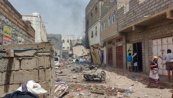 La gente se reúne en el lugar cerca de una explosión en un almacén de armas en la ciudad de Lawdar, en la provincia de Abyan, en el sur de Yemen, el 5 de julio de 2022. (Foto: AFP)