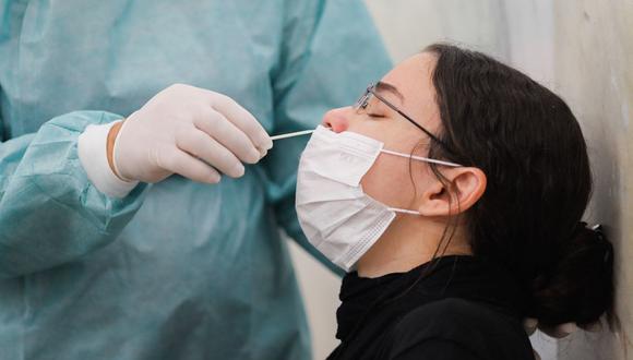 Una mujer se hace una prueba de hisopado para coronavirus covid-19 en el centro de Brasilia, Brasil, el 7 de enero de 2022. (Sergio Lima / AFP).