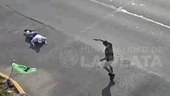 Momento preciso que un joven de 25 somete a un delincuente en La Plata. (Foto: captura YouTube)