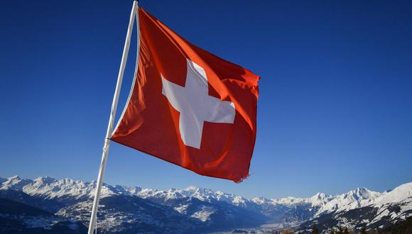 Una bandera de Suiza ondea el 4 de marzo de 2018 en Crans-Montana, sobre el valle del Ródano. (Fabrice COFFRINI / AFP).