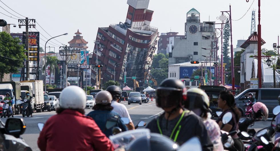 Los residentes locales pasan junto a los daños causados ​​por el terremoto en Hualien, Taiwán, el 4 de abril de 2024. (Foto de Sam Yeh / AFP).