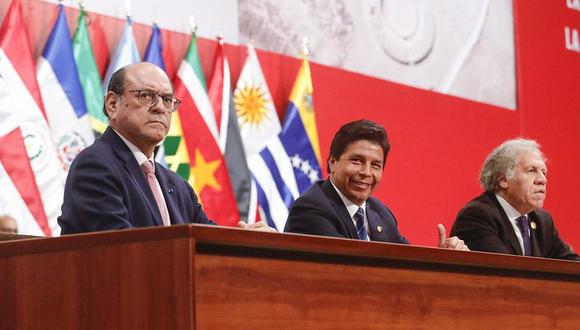 A inicios de octubre se realizó en el Perú la asamblea general de la OEA. En la foto, el presidente Pedro Castillo junto a Luis Almagro, secretario general de la OEA y el canciller César Landa (Foto: Presidencia)