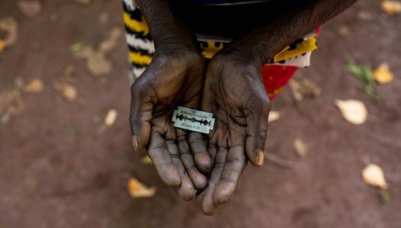 Una mujer de Mombasa, Kenia, conocida como una "mutiladora" , muestra la hojilla de afeitar que usa en los genitales de niñas. Foto: Getty images, vía BBC Mundo