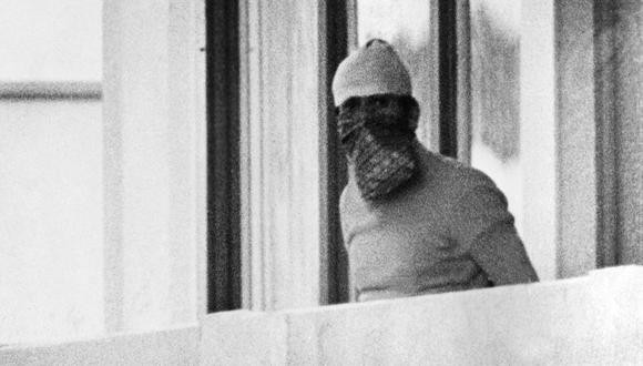 Un guerrillero aparece en el balcón de la casa israelí, el 05 de septiembre de 1972, en la villa olímpica de Múnich. (Foto: AFP)