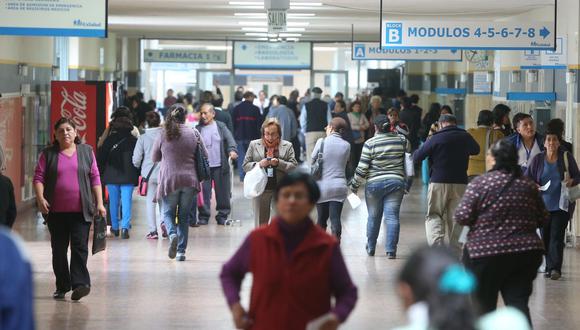 César Linares, presidente ejecutivo de EsSalud, reveló que se han destrabado los concursos masivos de plazas para personal de salud que habían quedado retenidas. (Foto: Agencias)