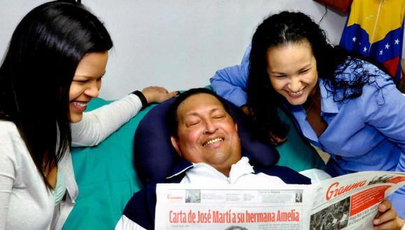 Chávez con sus dos hijas, María Gabriela y Rosa Virginia, cuando estaba enfermo Fuente: AP