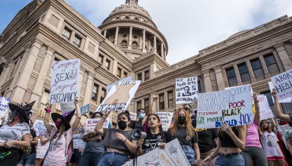 Los manifestantes participan en la Marcha de Mujeres y la Marcha por la Justicia del Aborto en el Capitolio del Estado en Austin, Texas. (Foto: Sergio FLORES / AFP).