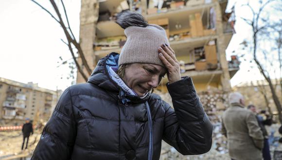 Pese al constante asedio de los bombardeos rusos, Kiev aún no puede ser capturada por las fuerzas de Vladimir Putin. Esta mujer llora tras haber perdido su casa por un bombardeo. EFE/EPA/MIGUEL A. LOPES