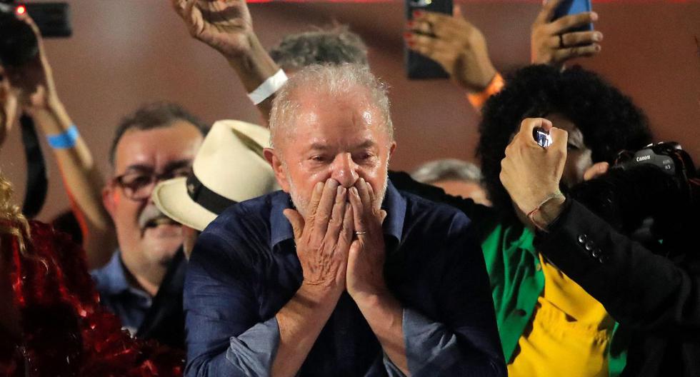 El presidente electo de Brasil por el izquierdista Partido de los Trabajadores (PT), Luiz Inácio Lula da Silva, saluda a sus partidarios en la avenida Paulista después de ganar la segunda vuelta. (CAÍO GUATELLI / AFP).